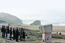 Famílias ergueram um memorial em homenagem aos seis jovens que morreram na praia do Meco 