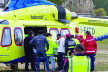 Menina a ser colocada no helicóptero após ser estabilizada pela equipa médica do INEM e pelos Bombeiros de Pataias