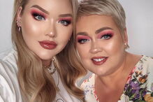 Nikkie de Jager acompanhada pela mãe