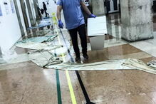 Chuva deixa salas de Hospital de São José em Lisboa alagadas