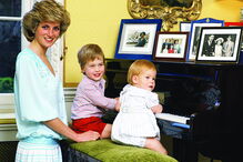 Princesa Diana ao lado de William e Harry