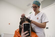 Clínicas de tratamento para piolhos cheias de adolescentes contagiadas em 'selfies'