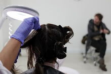 Clínicas de tratamento para piolhos cheias de adolescentes contagiadas em 'selfies'