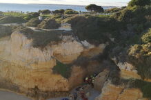 Turista alemã cai em ravina com sete metros em Albufeira
