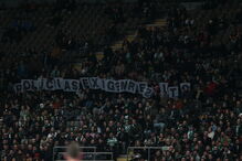 Polícias protestam nas bancadas do Estádio do Braga durante meia-final da Taça da Liga