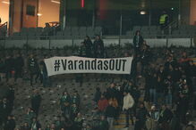 Bruno Fernandes até com a polícia protestou após a derrota do Sporting e Internet enche-se de memes