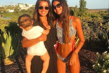Maria Cerqueira Gomes e a filha Francisca, com o filho, João