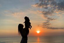 Maya Booth e o filho