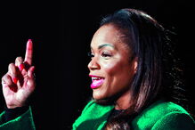 Tchizé é irmã de Isabel dos Santos. Nasceu em Luanda em 1978. Foi deputada do MPLA. Diz-se ameaçada: “Já me disseram: vão-te tirar tudo, vão destruir a tua vida, até o Banco Prestígio [vai] falir”, afirma a filha de José Eduardo dos Santos