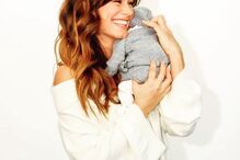 Cláudia Vieira encantada com a filha Caetana