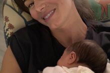 Cláudia Vieira encantada com a filha Caetana