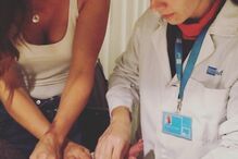 Cláudia Vieira encantada com a filha Caetana