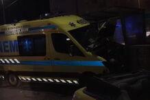 Colisão brutal entre um carro e uma ambulância na EN206