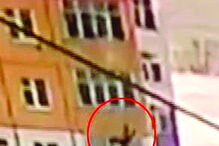 Mulher escapa ilesa após cair de nono andar na Rússia