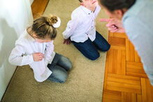 Mulher  de 46 anos está a ser  julgada por maus-tratos a menores