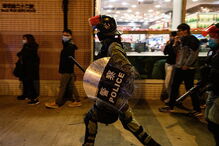 Manifestantes atacam edifício em Hong Kong que acolhe portadores do coronavírus