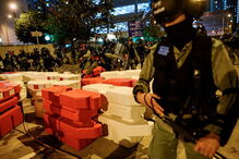 Manifestantes atacam edifício em Hong Kong que acolhe portadores do coronavírus