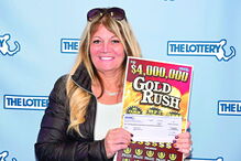 Susana Gaspar, natural dos Açores, foi fotografada com a raspadinha premiada 