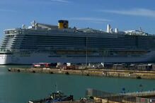 Mais de 6 mil passageiros de quarentena em navio cruzeiro devido a suspeita de coronavírus 