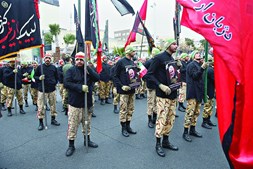 Soldados iranianos estiveram nas cerimónias fúnebres exibindo a fotografia do general