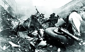 Itália.  Avião com a equipa do Torino (após jogo em Lisboa com o Benfica) choca com a basílica de Superga, em 1949. Morreram os 31 ocupantes