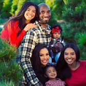 Kobe Bryant com a mulher e as quatro filhas 