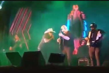 Cantor brasileiro Juliano Cezar morre em palco