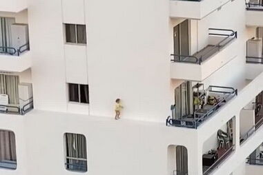 Criança apanhada a passear na fachada de um 5º andar em Tenerife