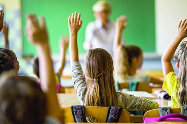 Menores, de 10 e 15 anos, estão obrigados a deixar, de imediato, os colégios privados que frequentam desde os 3 anos 