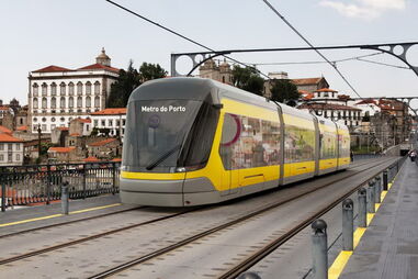 Vista geral do metro do Porto na Ponte Luiz I.