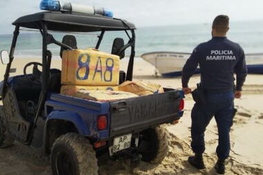 Polícia Marítima deteta 60 fardos de haxixe em embarcação encalhada na praia da Fuseta 