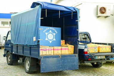 Encontrados 1800 quilos de haxixe na praia Fuseta Mar, em Olhão