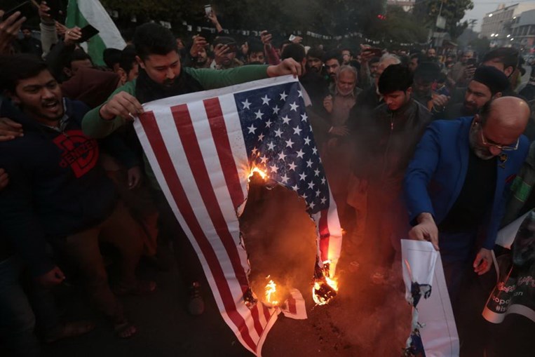 Milhares saem à rua em protesto contra os EUA após homicídio de Soleimani	