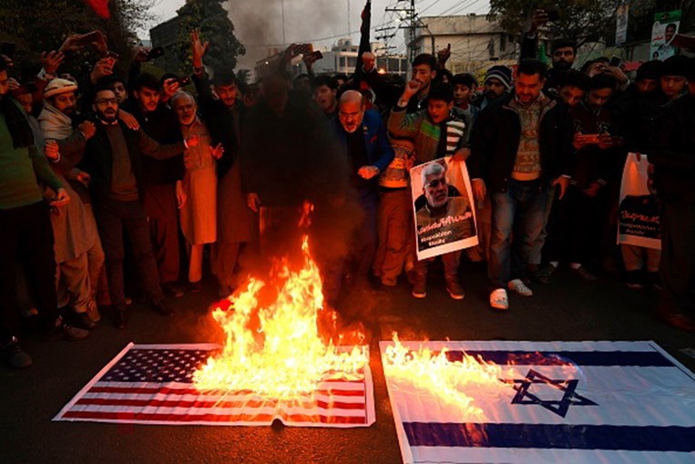 Milhares saem à rua em protesto contra os EUA após homicídio de Soleimani