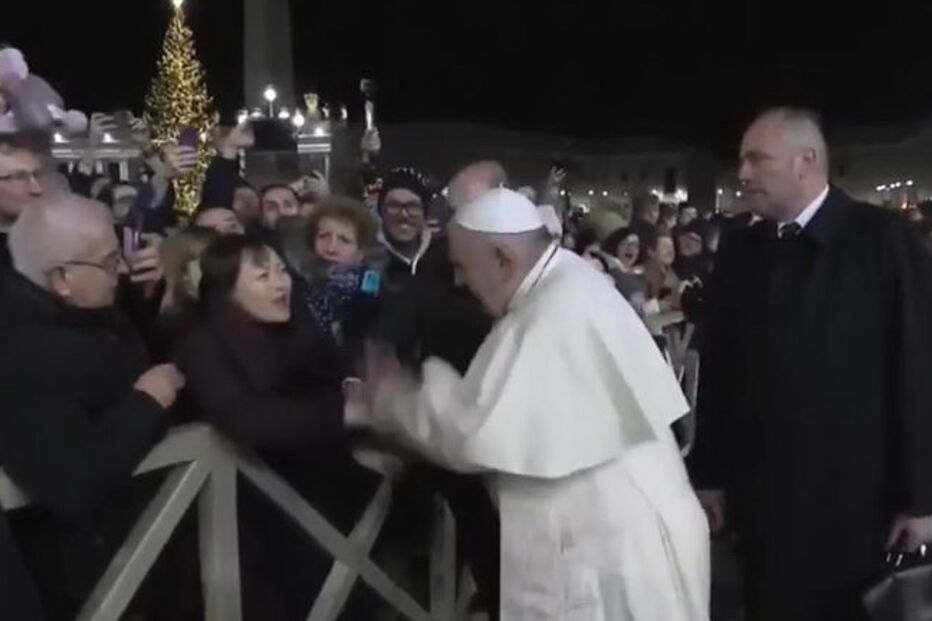 Papa Francisco bate na mão de mulher que o tentava puxar
