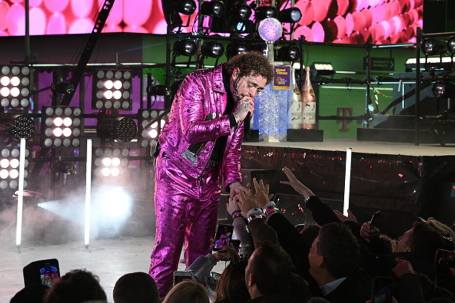 Post Malone cai do palco durante celebrações de Ano Novo em Nova Iorque