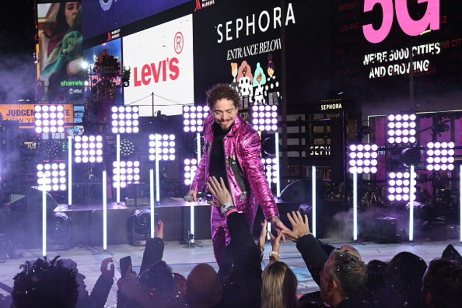 Post Malone cai do palco durante celebrações de Ano Novo em Nova Iorque