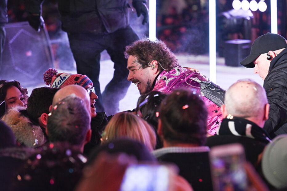 Post Malone cai do palco durante celebrações de Ano Novo em Nova Iorque