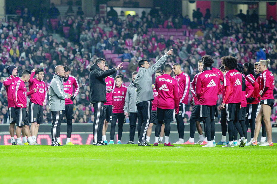 Jogadores da equipa de futebol do Benfica treinaram ontem no relvado do Estádio da Luz com a presença de quase 22 mil adeptos nas bancadas, em ambiente de euforia 