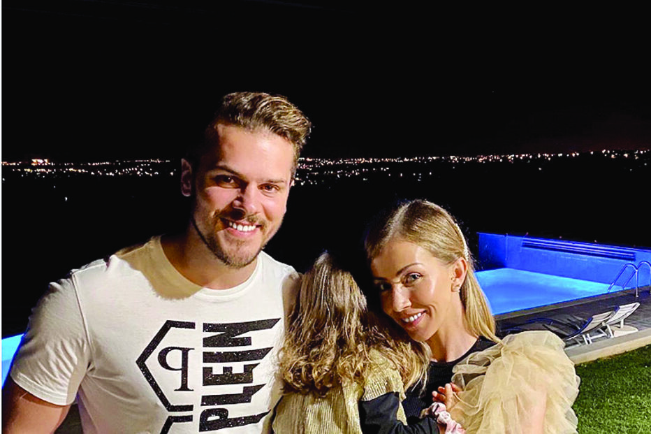 Mickael Carreira e Laura Figueiredo com a filha 