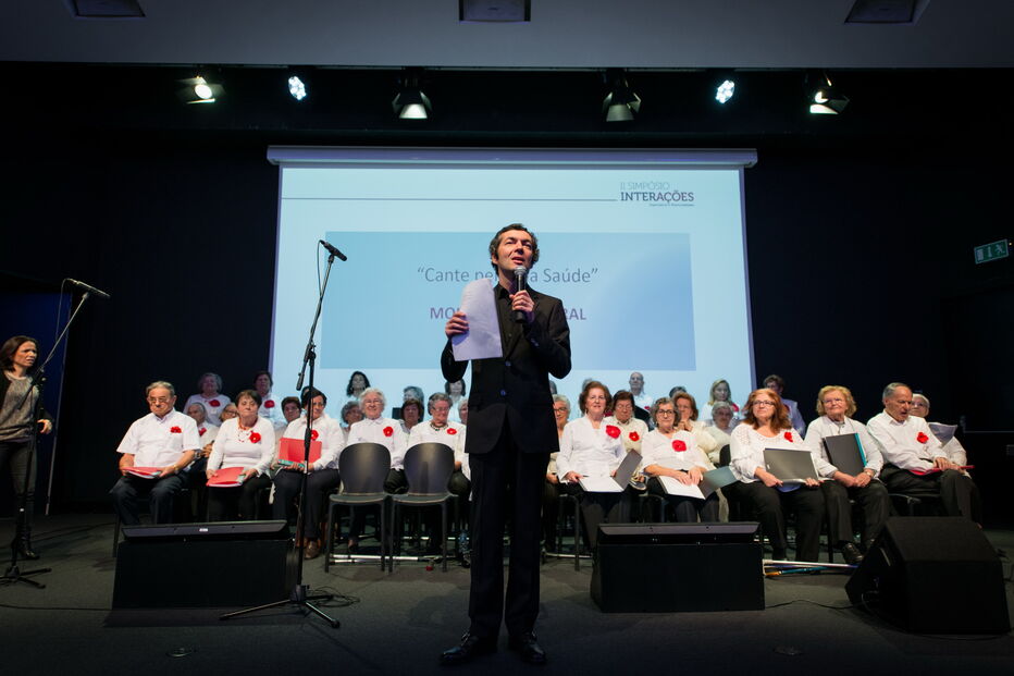 2020-01-02_10_30_51 o maestro Sérgio fontão dirigiu os idosos no concerto.jpg