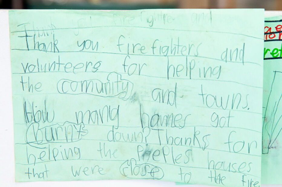 Crianças enviam postais com mensagens para os bombeiros australianos
