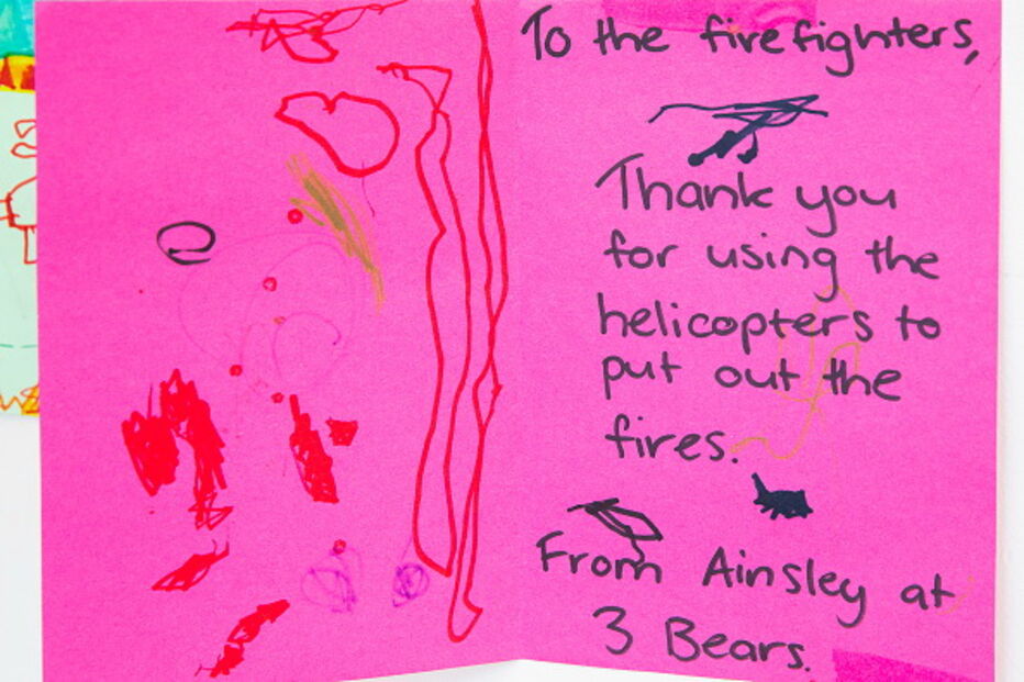 Crianças enviam postais com mensagens para os bombeiros australianos