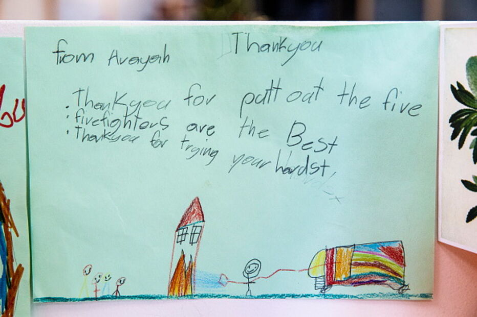 Crianças enviam postais com mensagens para os bombeiros australianos