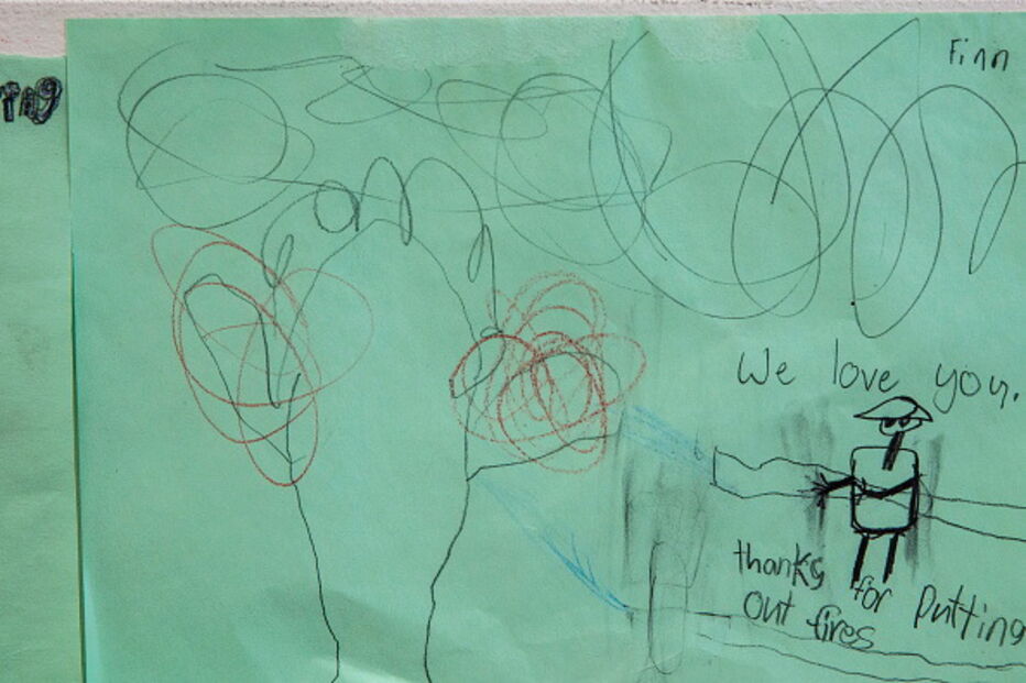 Crianças enviam postais com mensagens para os bombeiros australianos