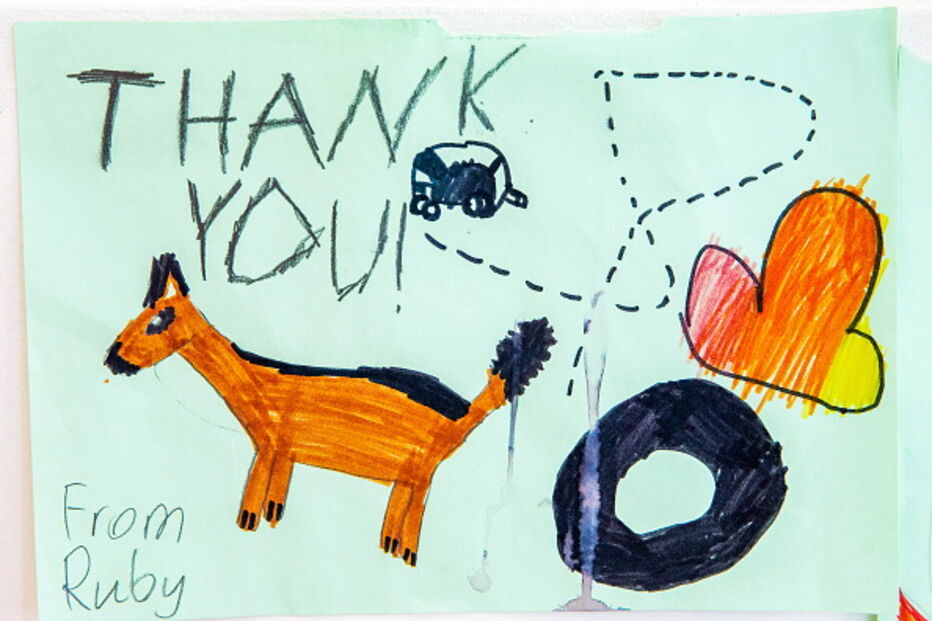 Crianças enviam postais com mensagens para os bombeiros australianos