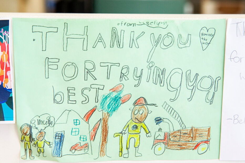 Crianças enviam postais com mensagens para os bombeiros australianos