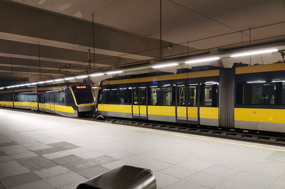 Circulação do Metro do Porto interrompida entre a Trindade e o Dragão após descarrilamento