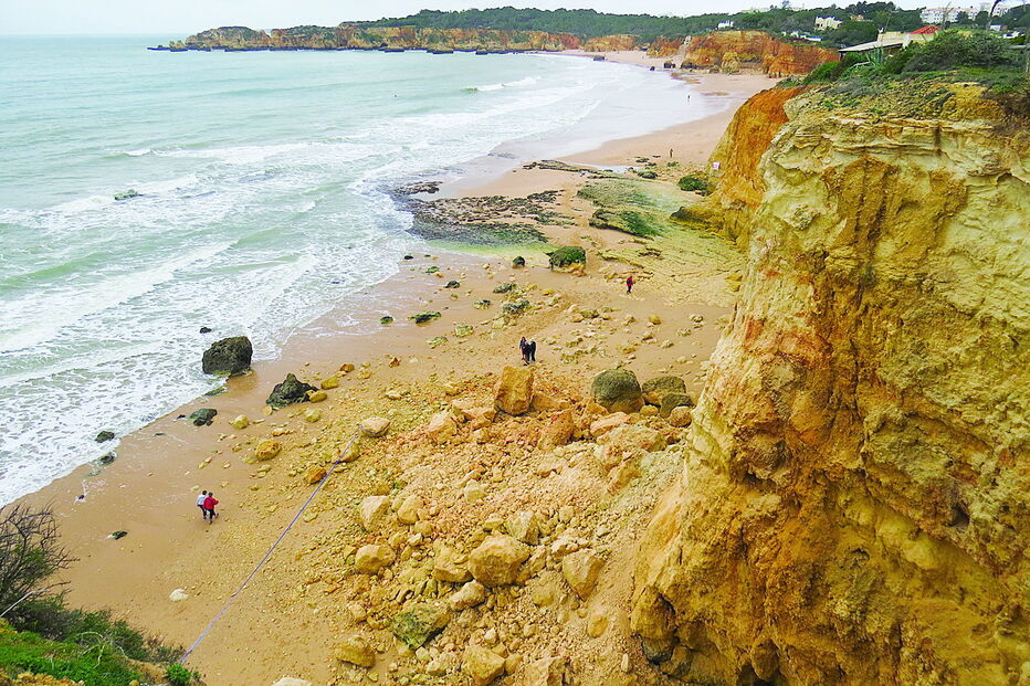 Praia dos Careanos tem sofrido várias derrocadas e é um dos areais que irão receber areia vinda da praia da Rocha   