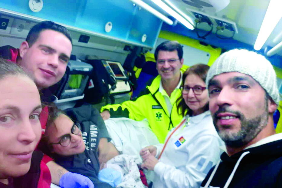 Casal já com o recém-nascido nos braços e a equipa que assistiu ao nascimento do seu terceiro filho 